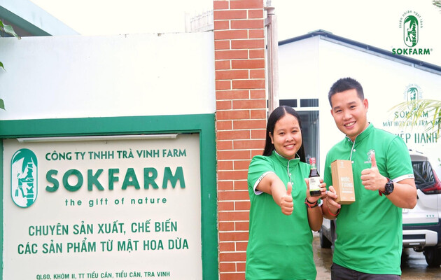 Hai vợ chồng anh Phạm Đình Ngãi và Thạch Thị Chal Thi thành công với nghề mát xa hoa dừa.